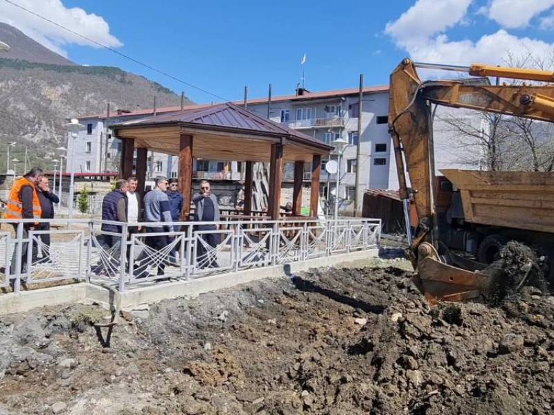 ქალაქ ცაგერში ასფალტო-ბეტონის საფარით მოწყობის სამუშაოები მიმდინარეობს